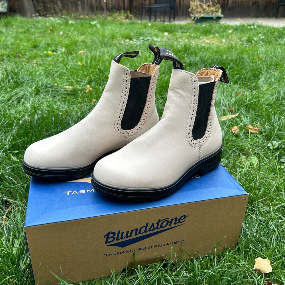Pearl Blundstone boot, size 7.5 US